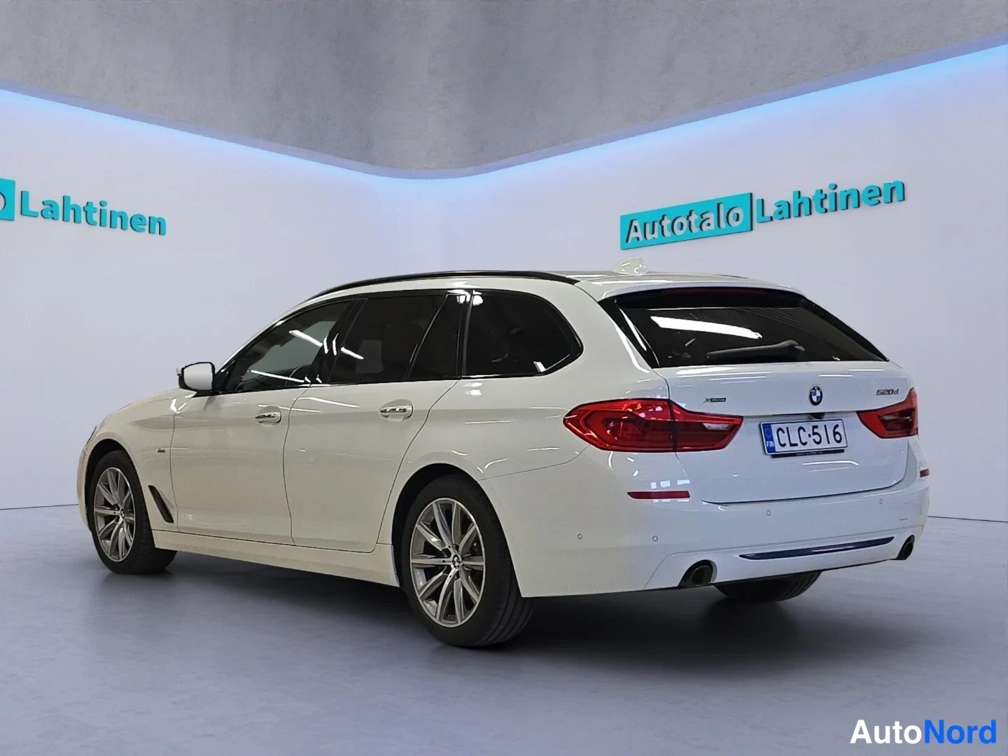 Valkoinen BMW 520d xDrive 2018, takaviisto, kuva 6