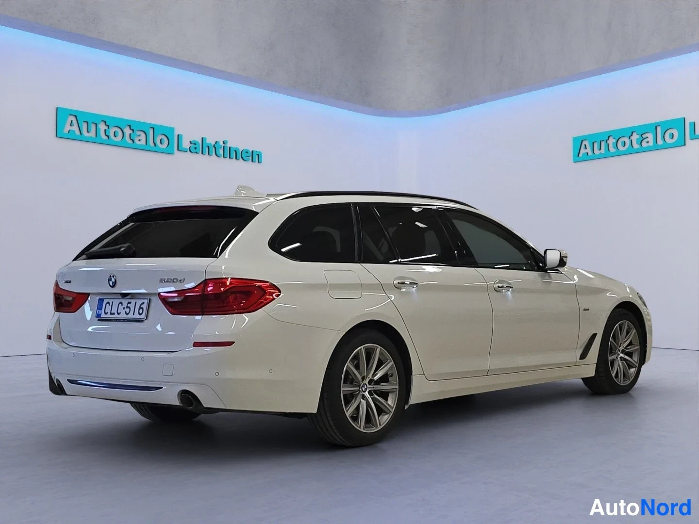 Valkoinen BMW 520d xDrive 2018, takaviisto, kuva 7