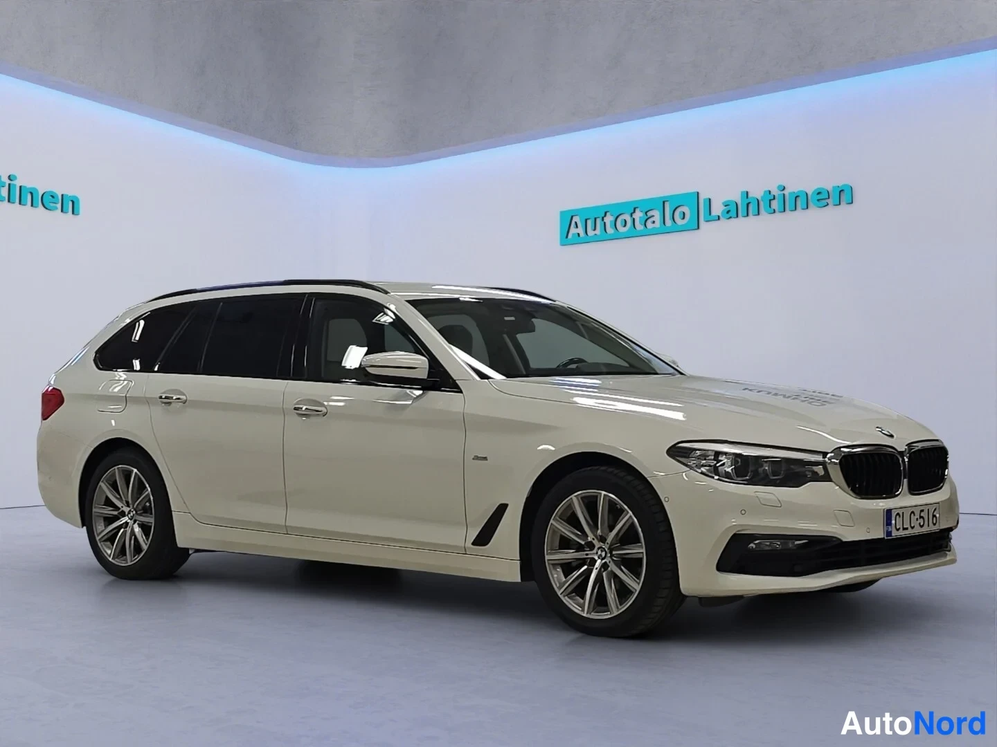 Valkoinen BMW 520d xDrive 2018, etuviisto, keula oikealle, kuva 3