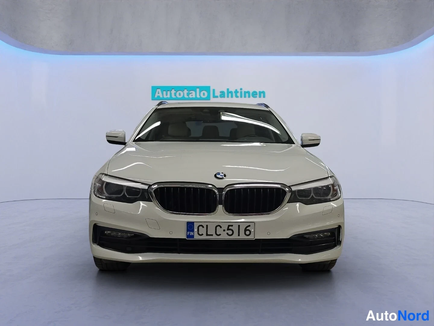 Valkoinen BMW 520d xDrive 2018, edestä, kuva 5