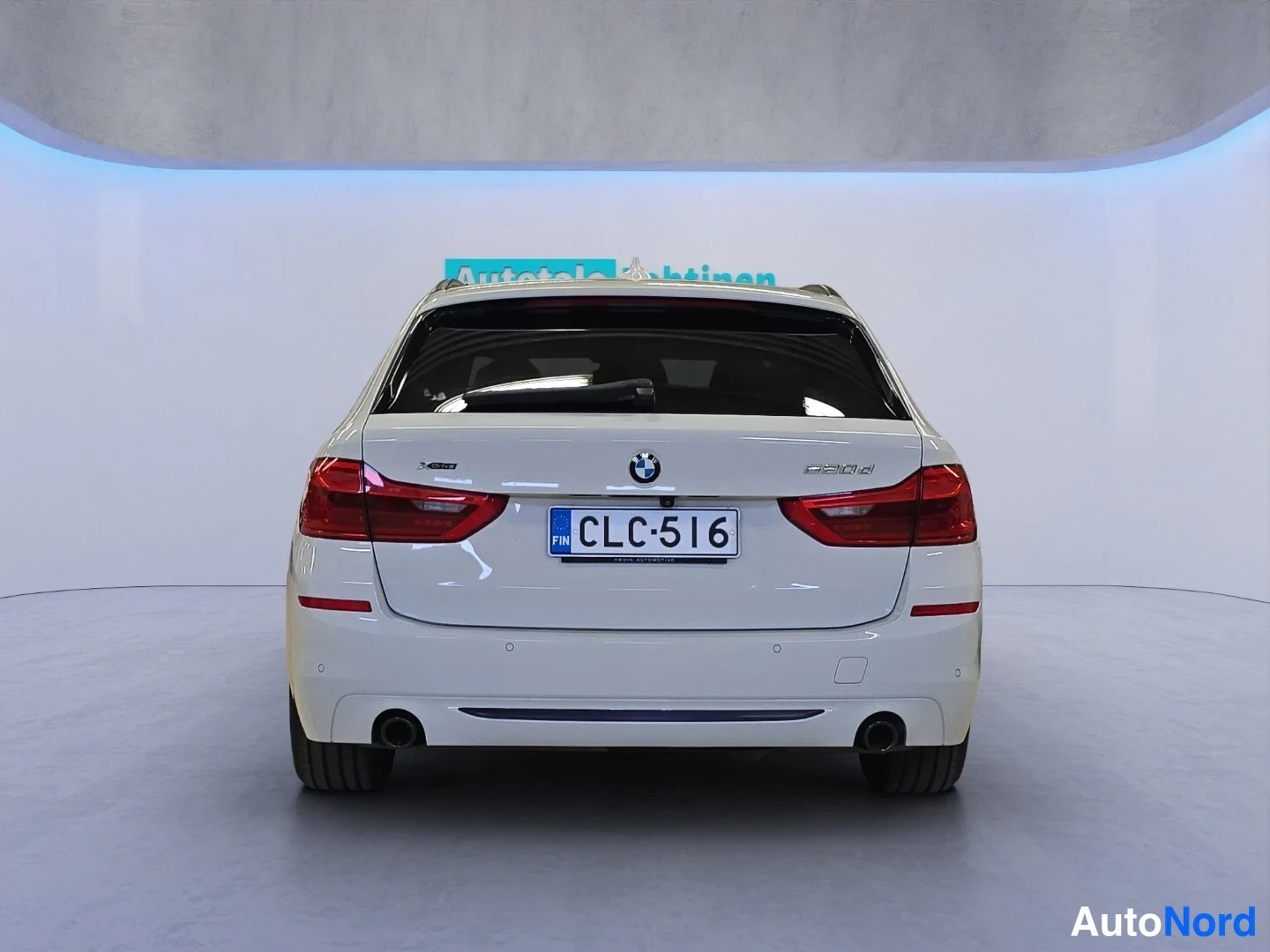 Valkoinen BMW 520d xDrive 2018, takaa, kuva 8