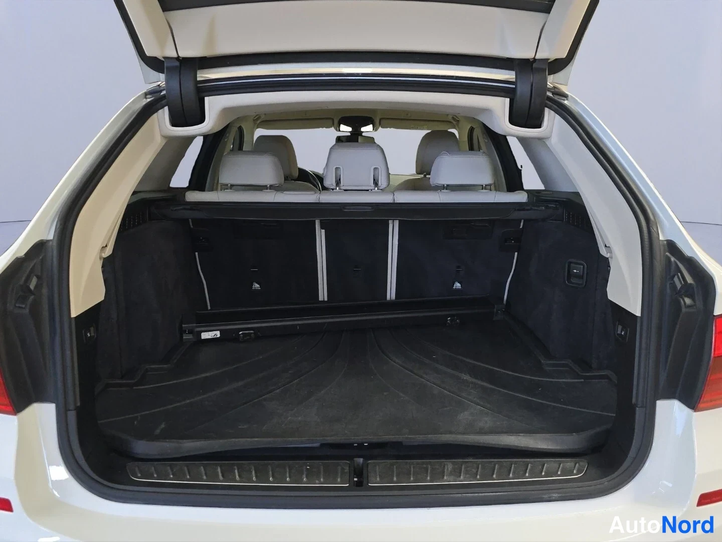 Valkoinen BMW 520d xDrive 2018, tavaratila, kuva 14