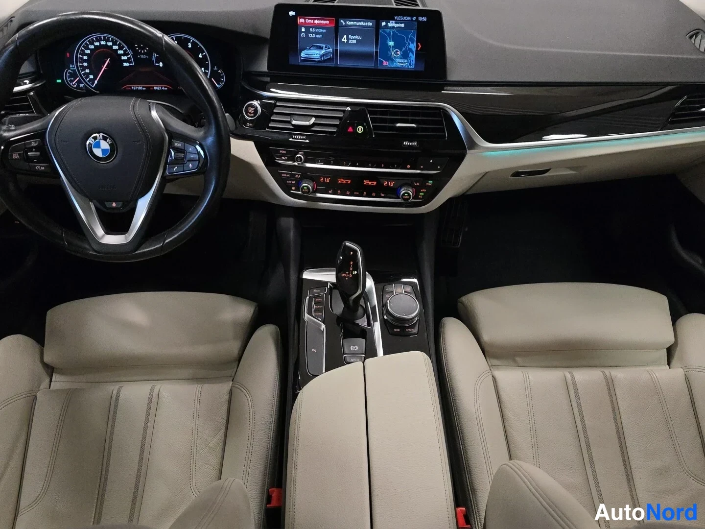 Valkoinen BMW 520d xDrive 2018, ohjaamo, kuva 9