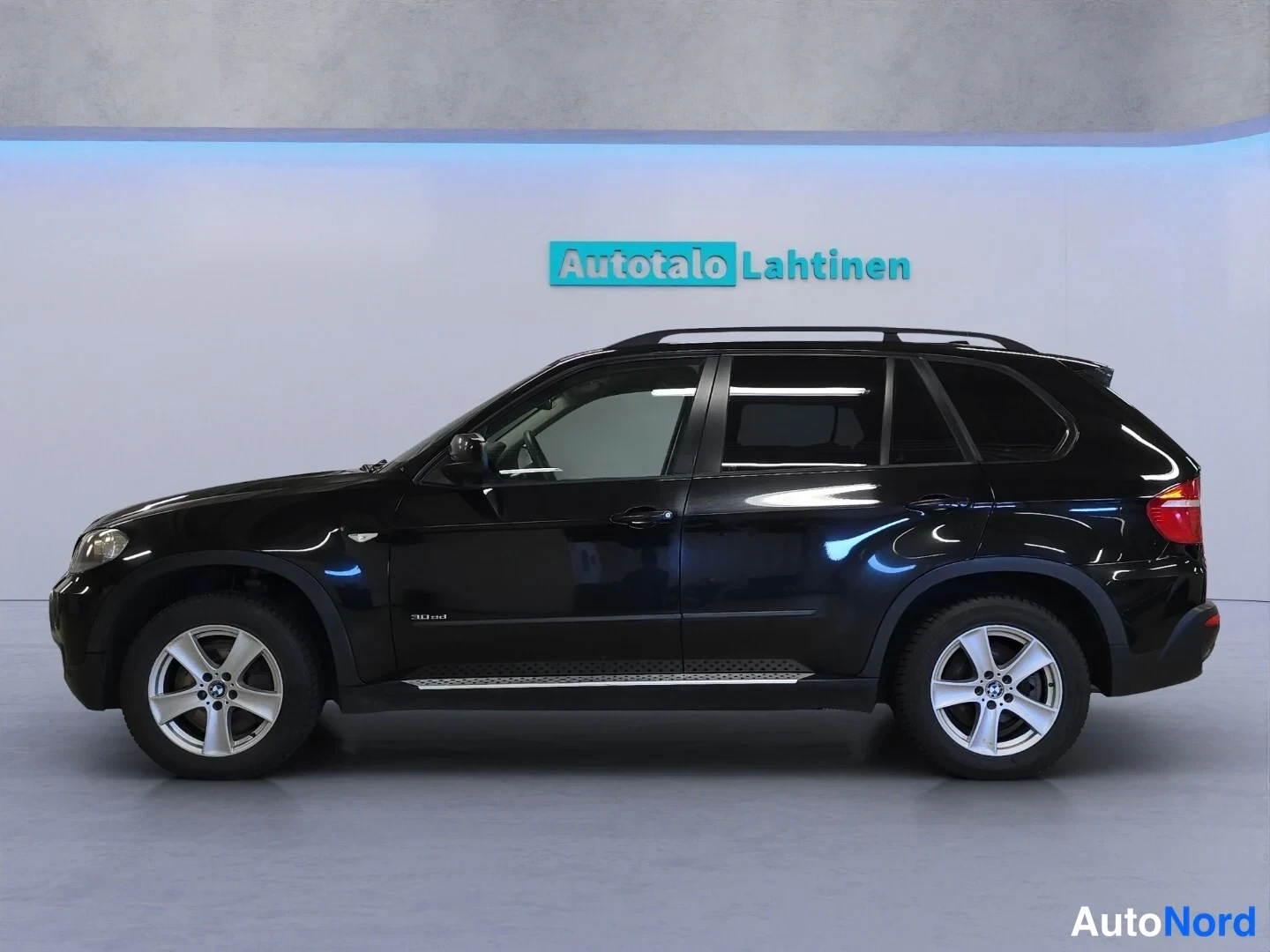 Svart BMW X5 2008, från sidan, bild 5