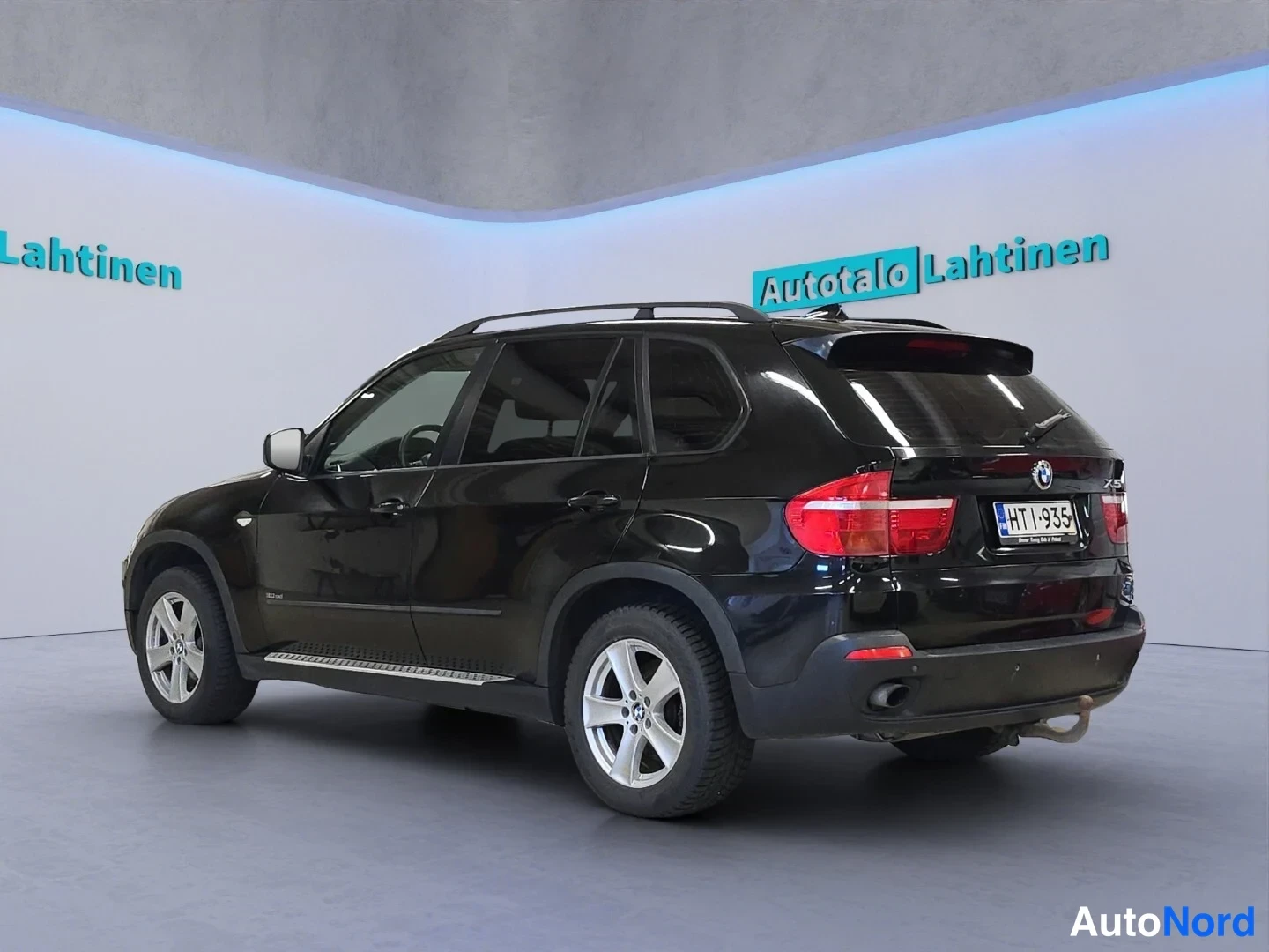 Svart BMW X5 2008, snett bakifrån, bild 6