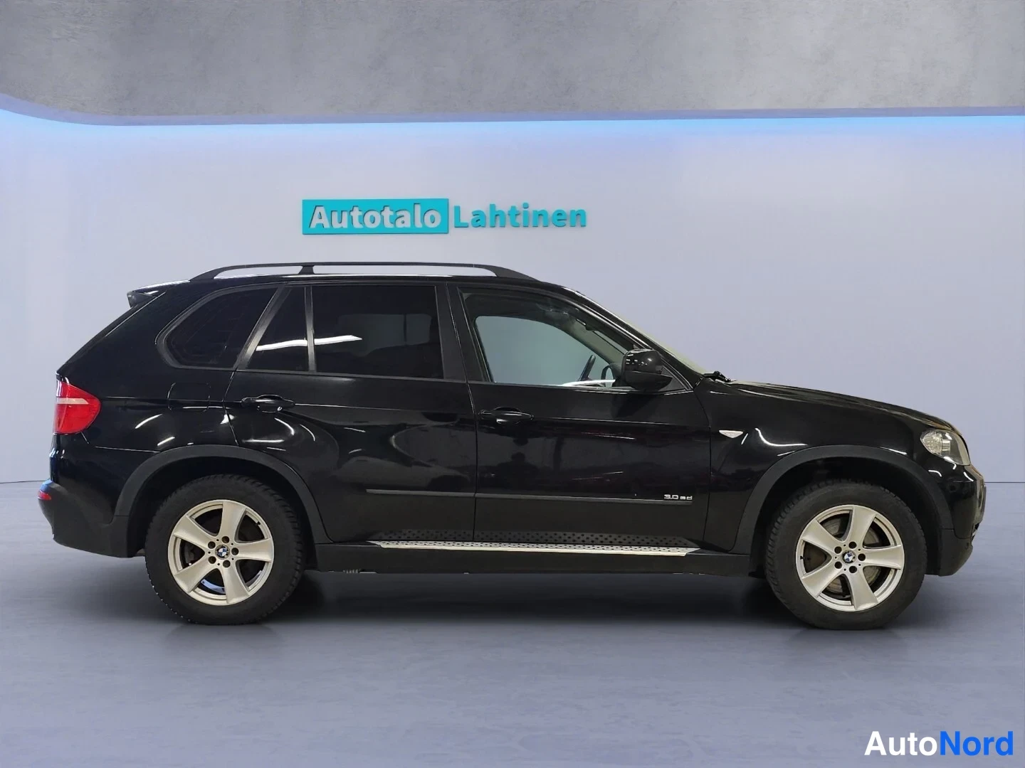 Svart BMW X5 2008, från sidan, bild 4