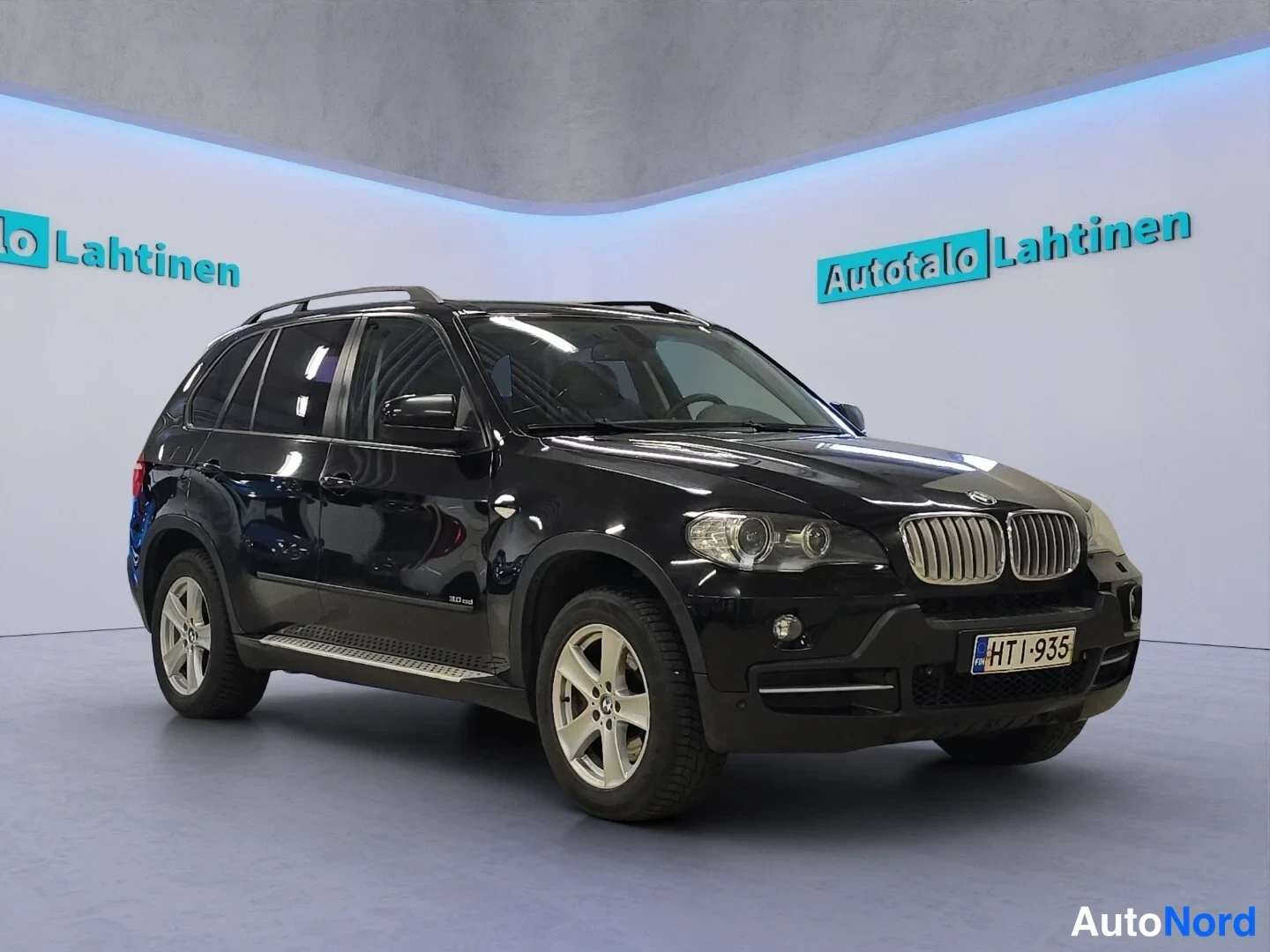 Svart BMW X5 2008, snett framifrån, fronten åt höger, bild 2