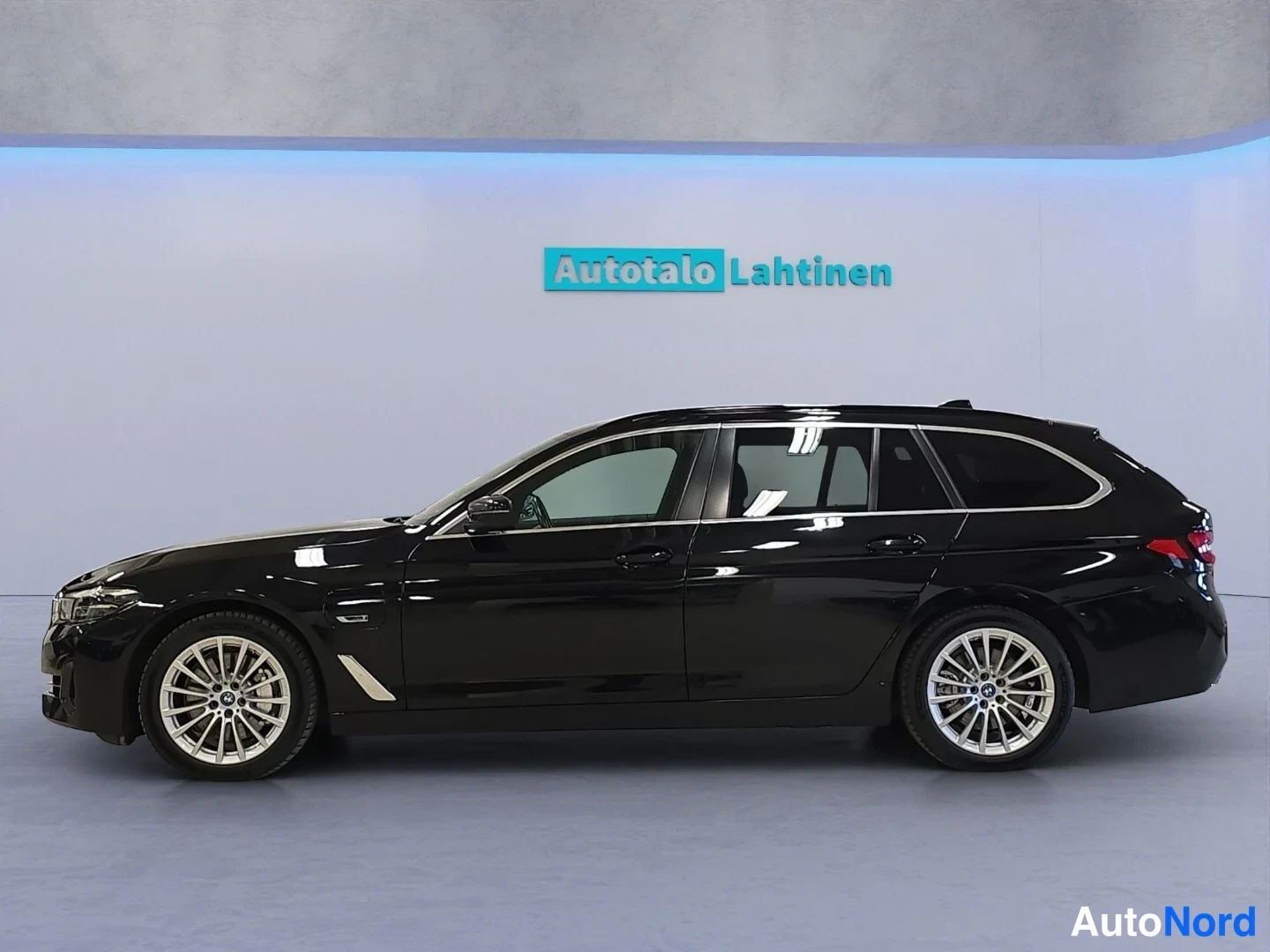Musta BMW 530 2022, sivulta, kuva 4