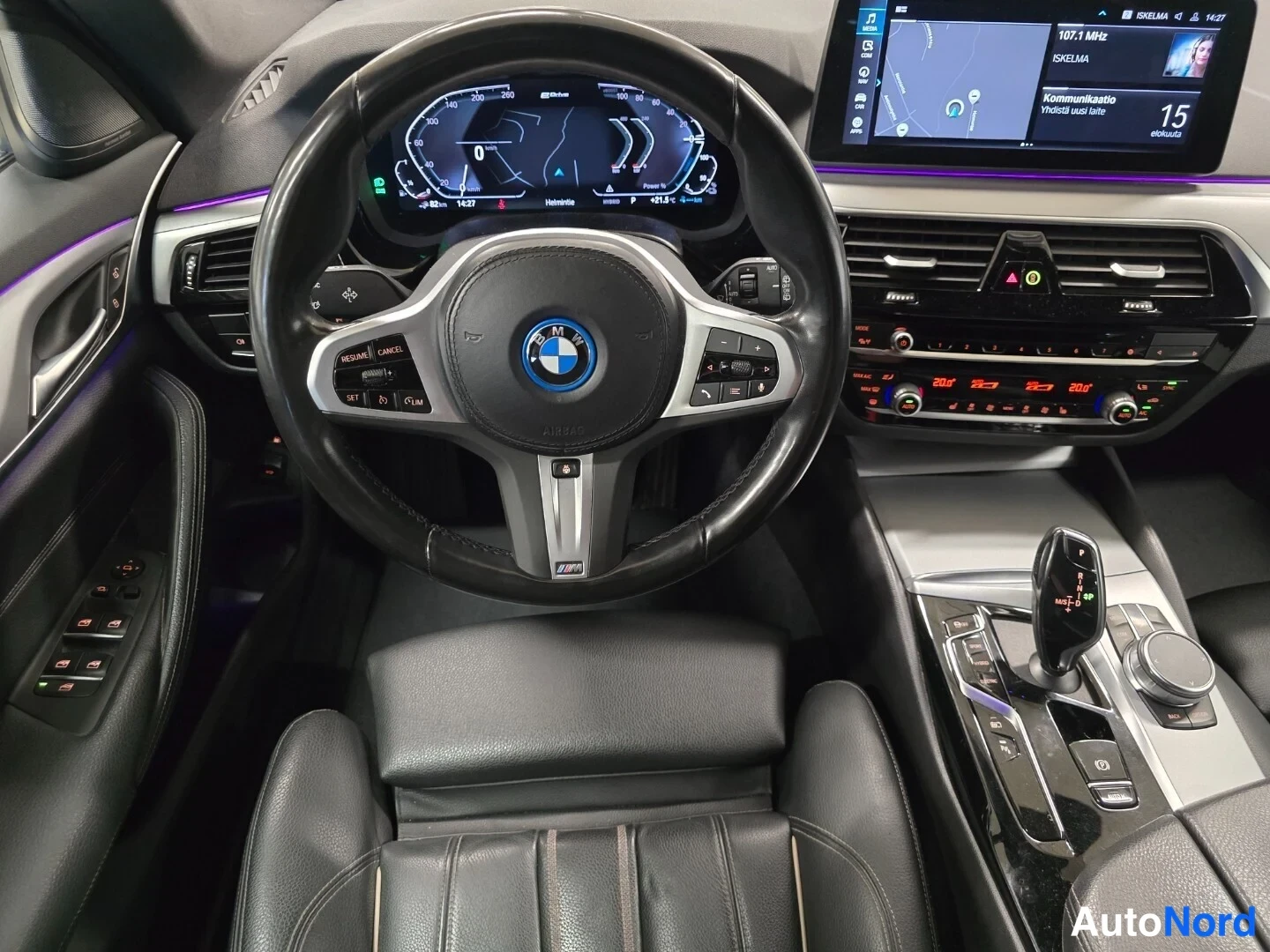 Musta BMW 530 2022, ohjaamo, kuva 10