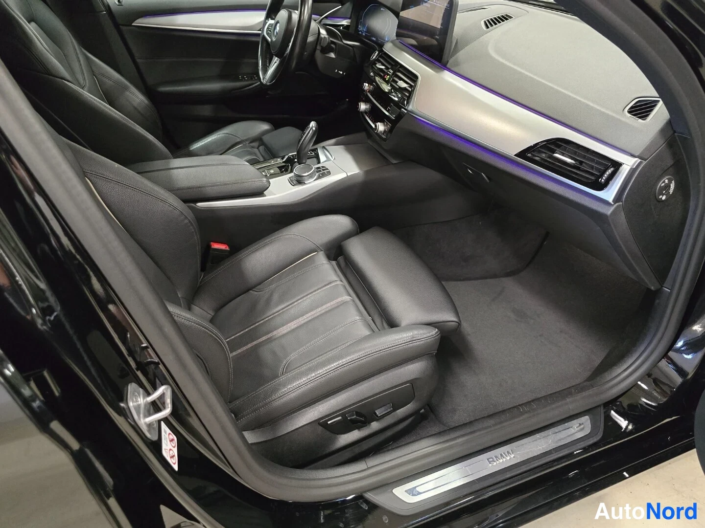Musta BMW 530 2022, etuistuimet, kuva 12
