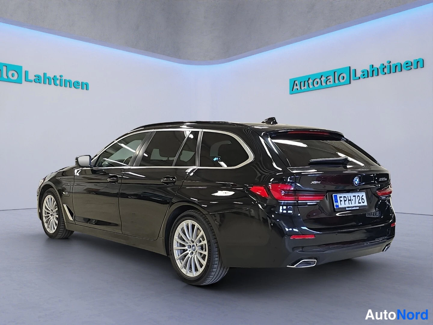 Musta BMW 530 2022, takaviisto, kuva 6