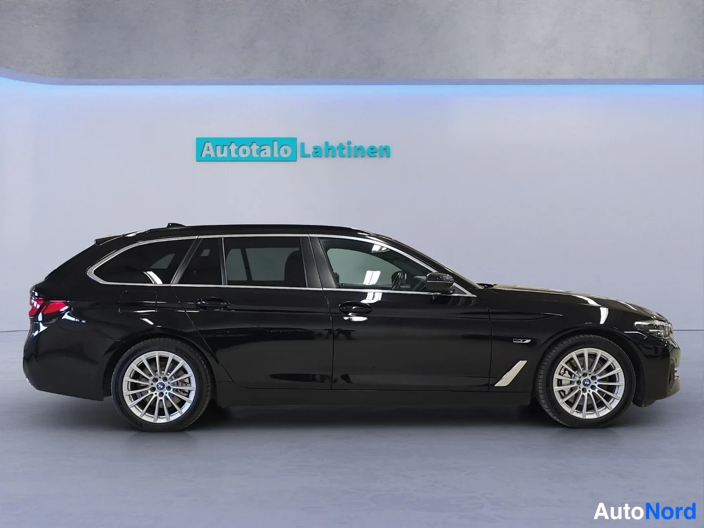 Musta BMW 530 2022, sivulta, kuva 5