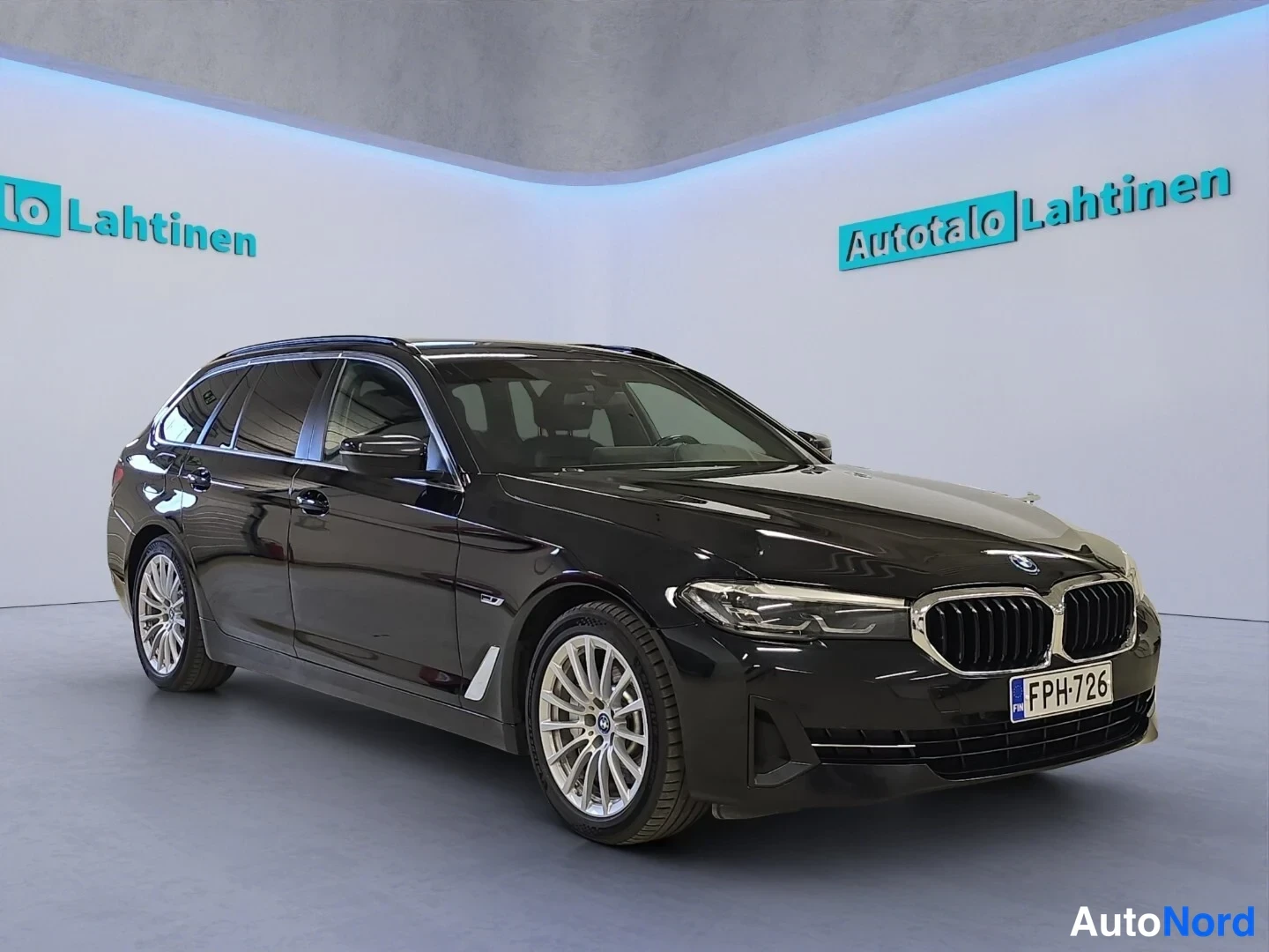 Musta BMW 530 2022, etuviisto, keula oikealle, kuva 2