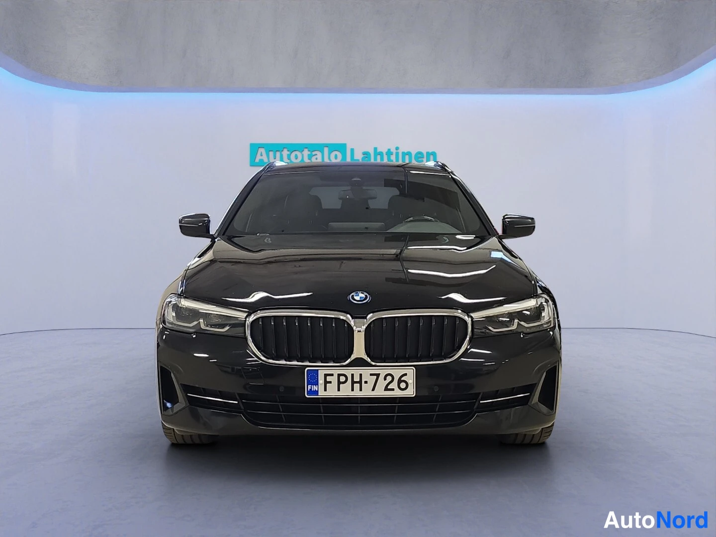 Musta BMW 530 2022, edestä, kuva 3
