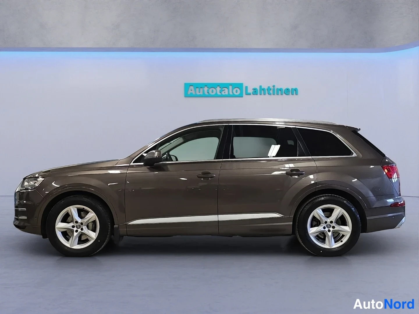 Ruskea Audi Q7 2018, sivulta, kuva 4