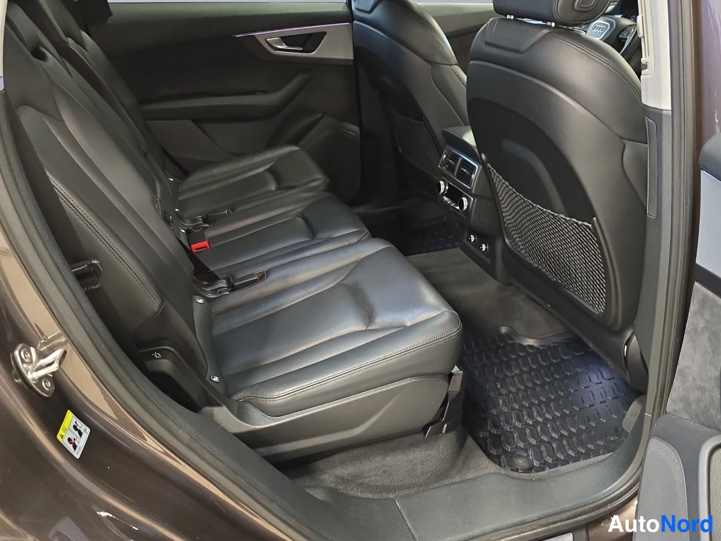 Ruskea Audi Q7 2018, takaistuimet, kuva 14