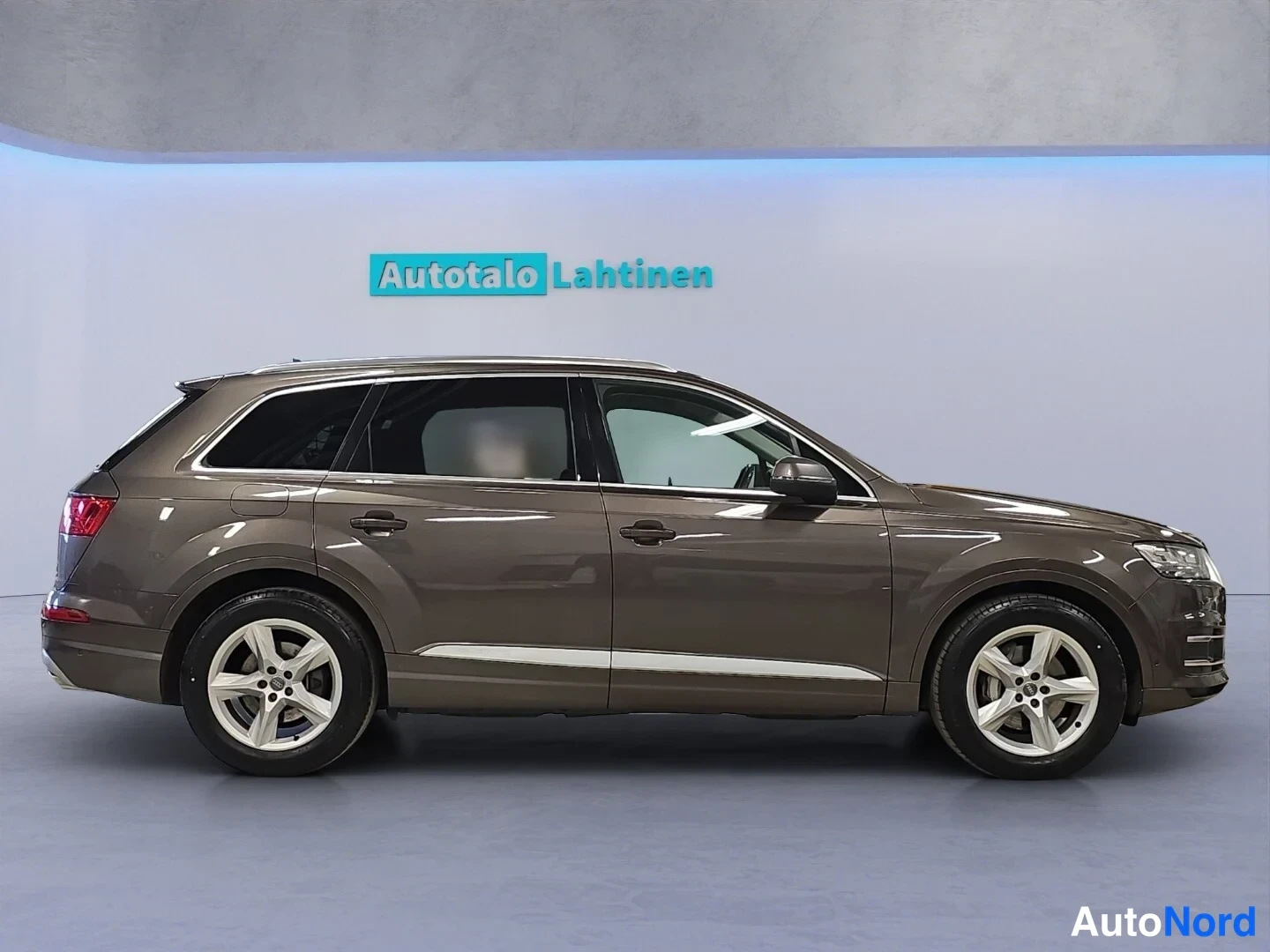 Ruskea Audi Q7 2018, takaviisto, kuva 7