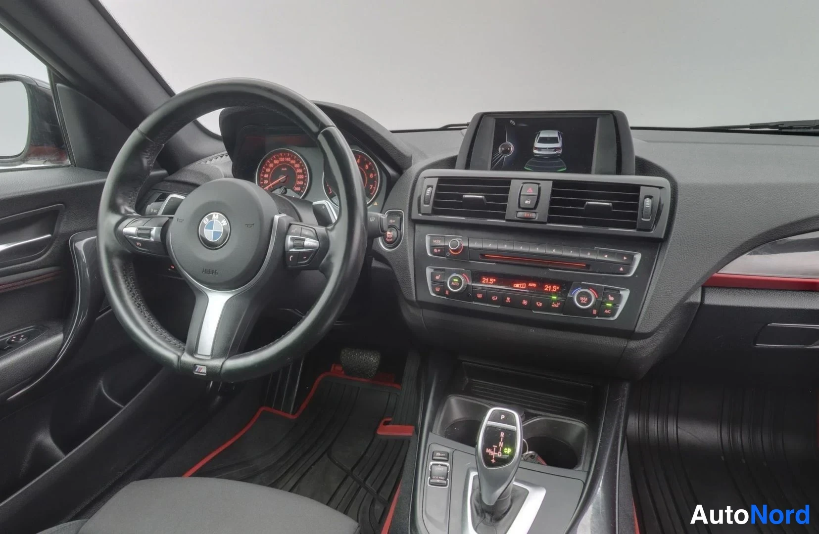 Punainen BMW 220i 2015, ohjaamo, kuva 8