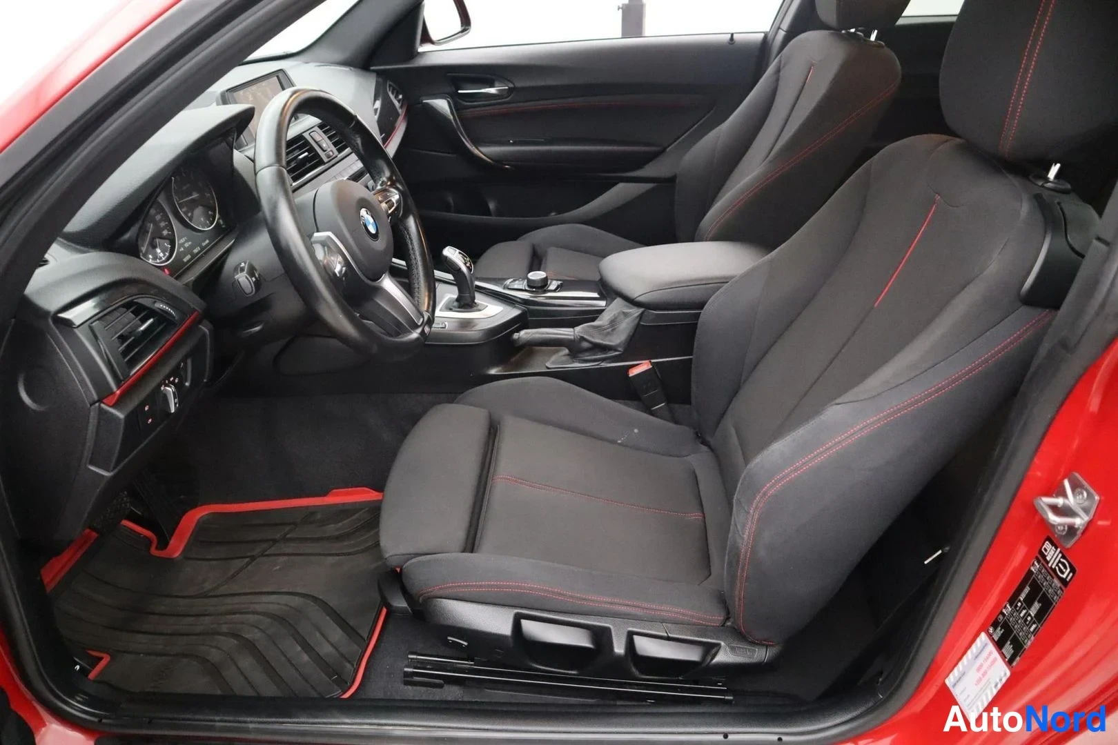 Punainen BMW 220i 2015, ohjaamo, kuva 10