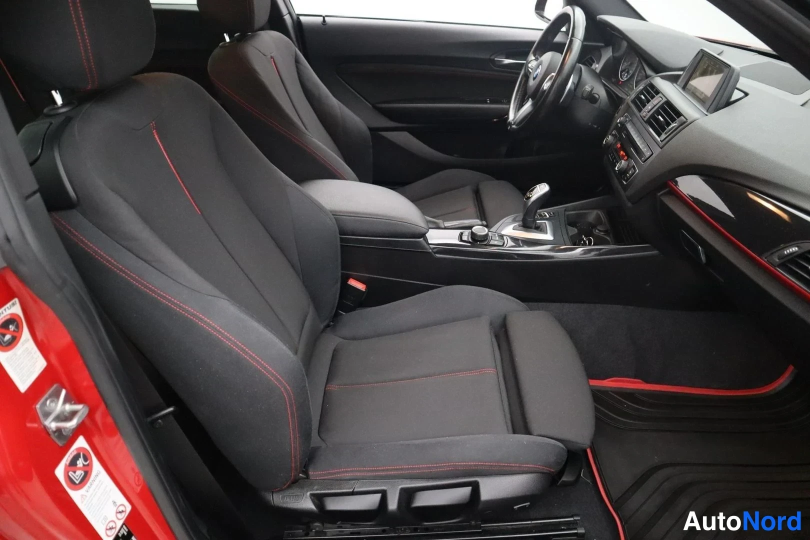 Punainen BMW 220i 2015, etuistuimet, kuva 13