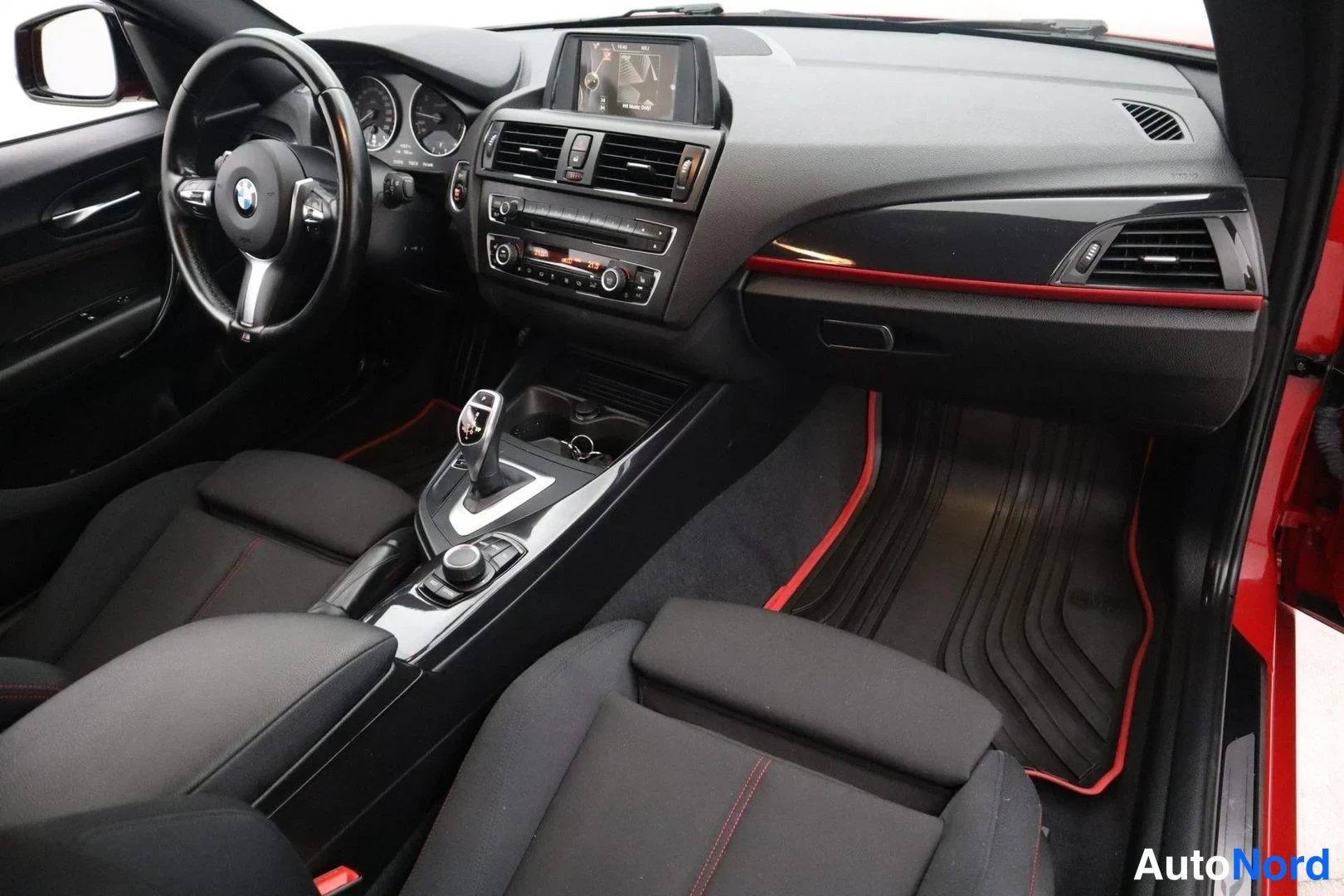 Punainen BMW 220i 2015, ohjaamo, kuva 11