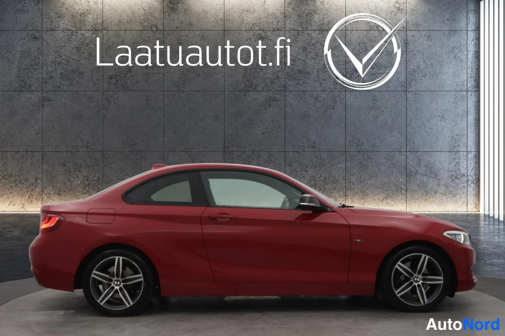 Punainen BMW 220i 2015, etuviisto, keula oikealle, kuva 4