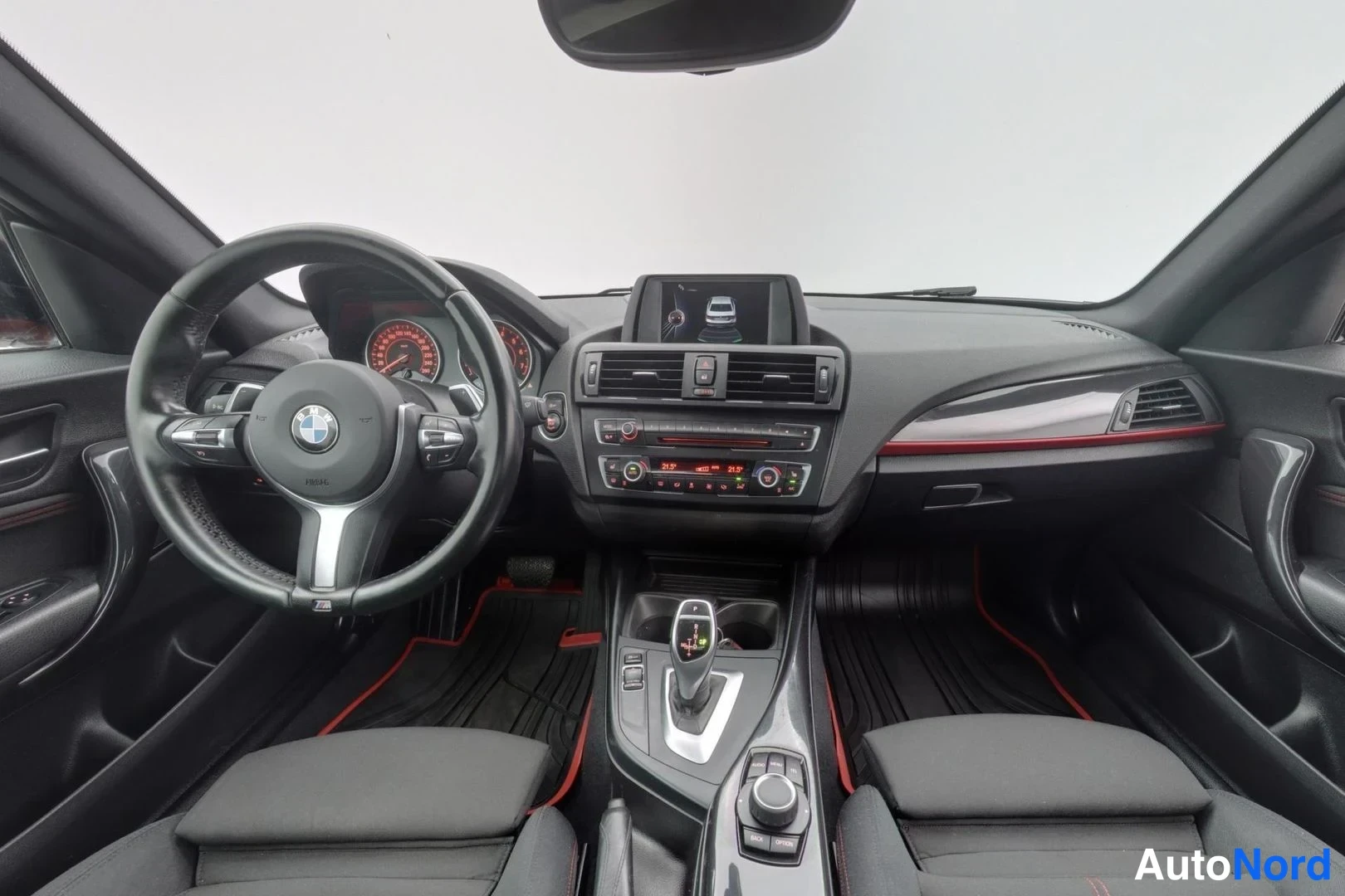 Punainen BMW 220i 2015, ohjaamo, kuva 7