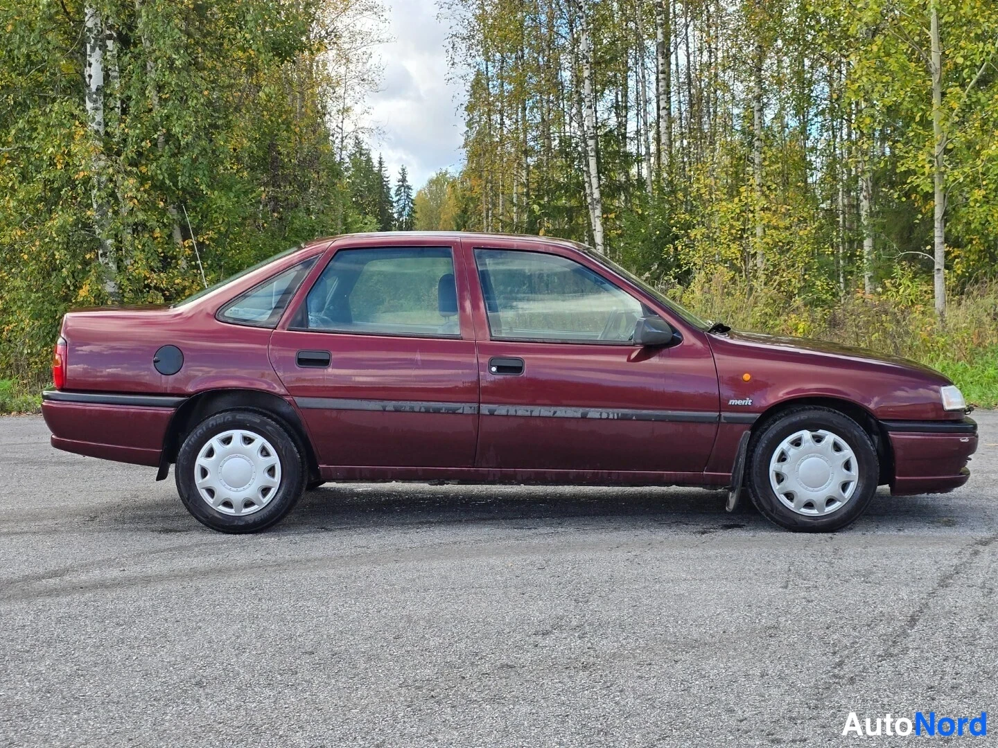 Punainen Opel Vectra 1995, sivulta, kuva 3