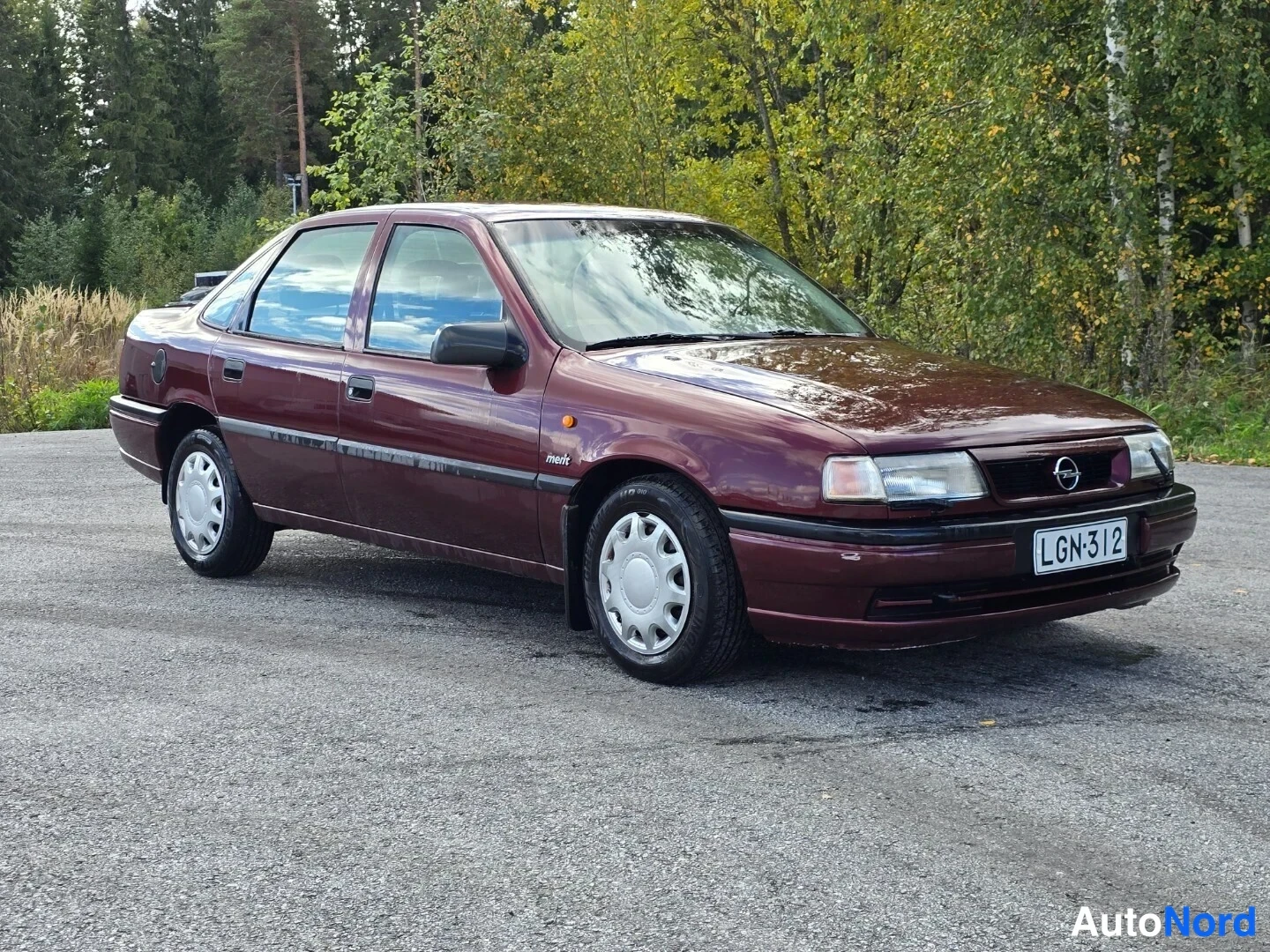 Punainen Opel Vectra 1995, etuviisto, keula oikealle, kuva 2