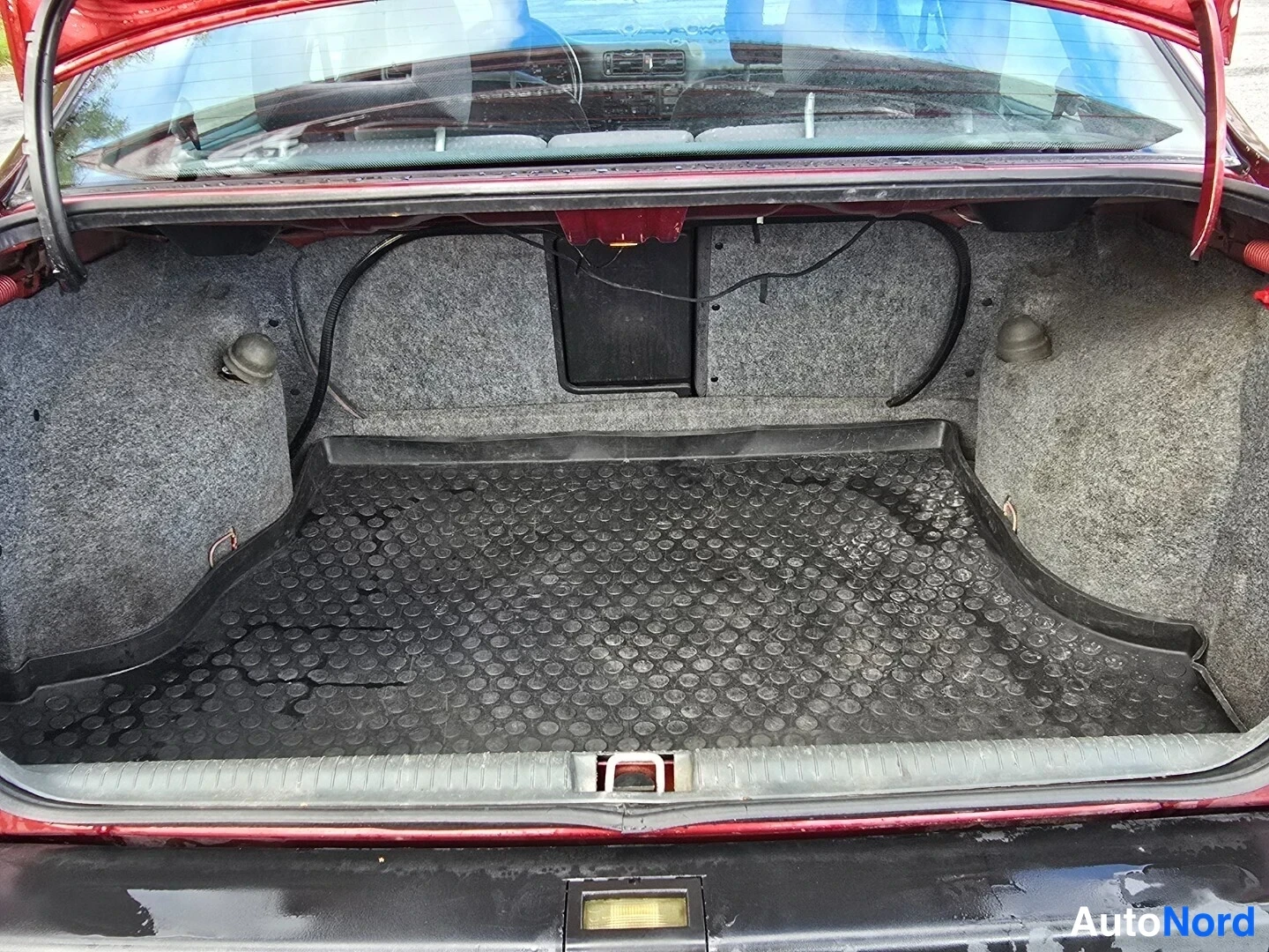 Punainen Opel Vectra 1995, tavaratila, kuva 8