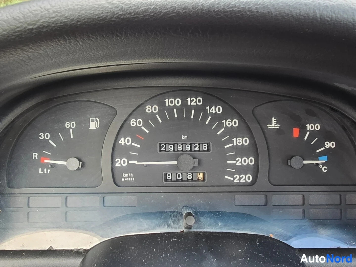 Punainen Opel Vectra 1995, yksityiskohta, kuva 10