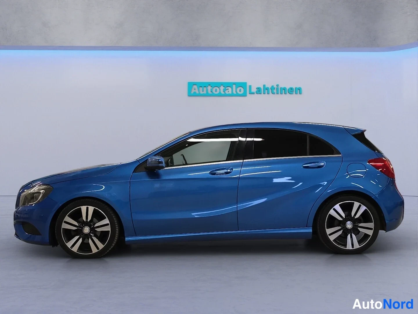 Sininen Mercedes-Benz A 2013, etuviisto, keula vasemmalle, kuva 2