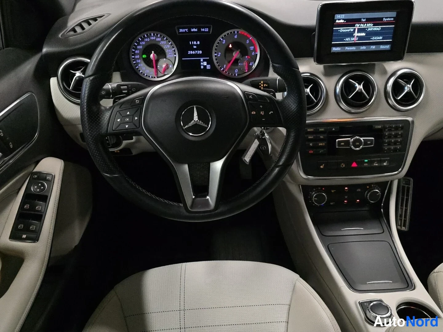 Sininen Mercedes-Benz A 2013, ohjaamo, kuva 10