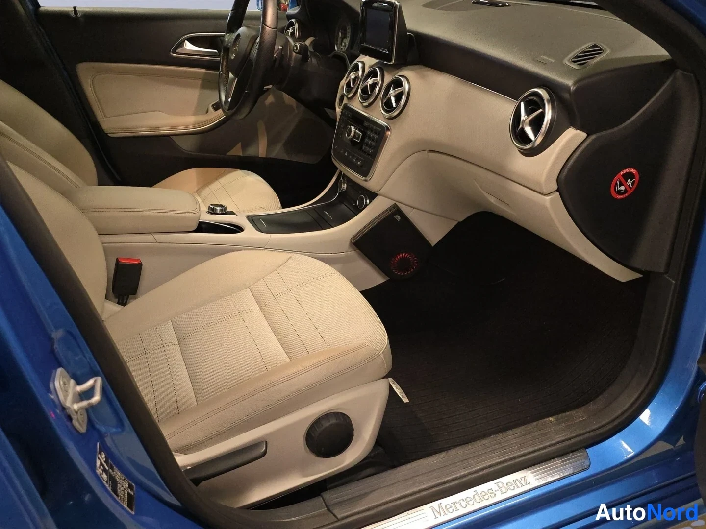 Sininen Mercedes-Benz A 2013, ohjaamo, kuva 11
