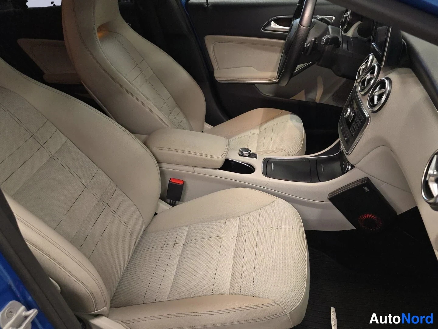 Sininen Mercedes-Benz A 2013, etuistuimet, kuva 12