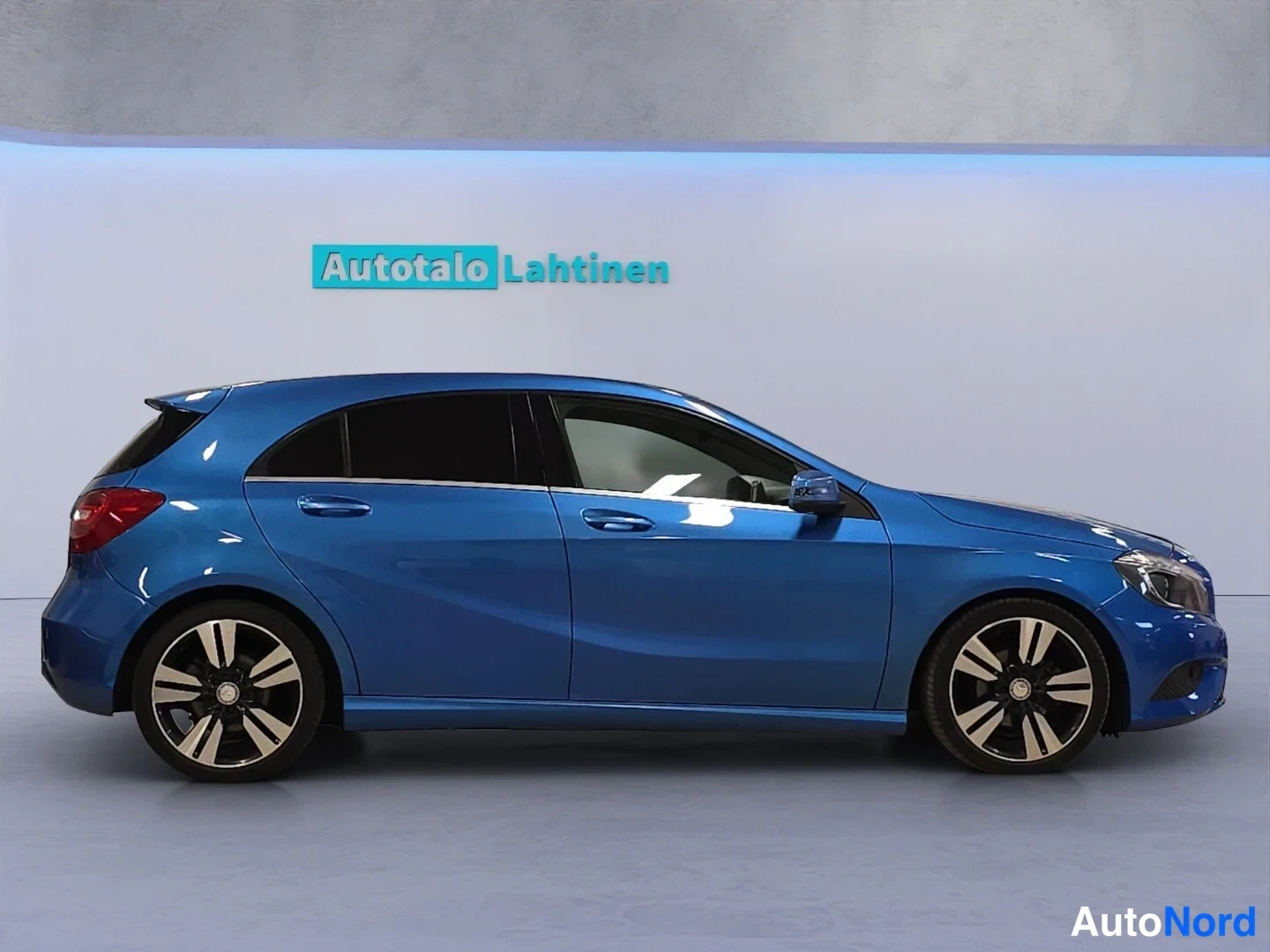 Sininen Mercedes-Benz A 2013, etuviisto, keula oikealle, kuva 3