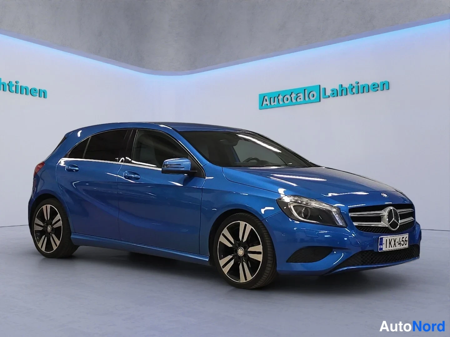 Sininen Mercedes-Benz A 2013, etuviisto, keula oikealle, kuva 4