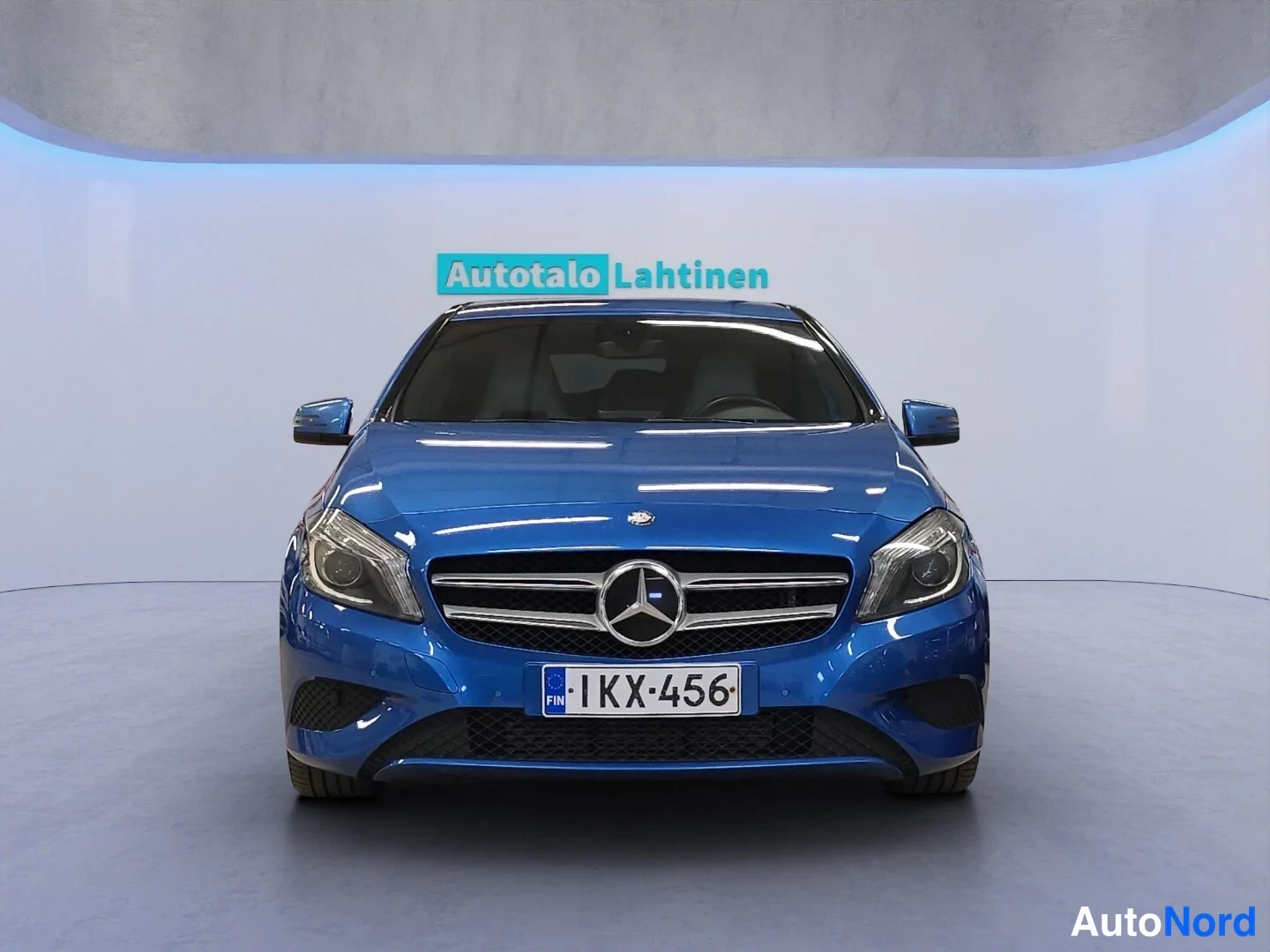 Sininen Mercedes-Benz A 2013, edestä, kuva 5