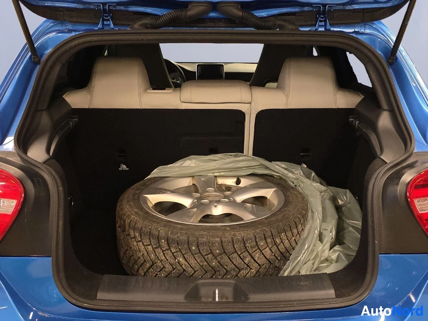 Sininen Mercedes-Benz A 2013, tavaratila, kuva 14