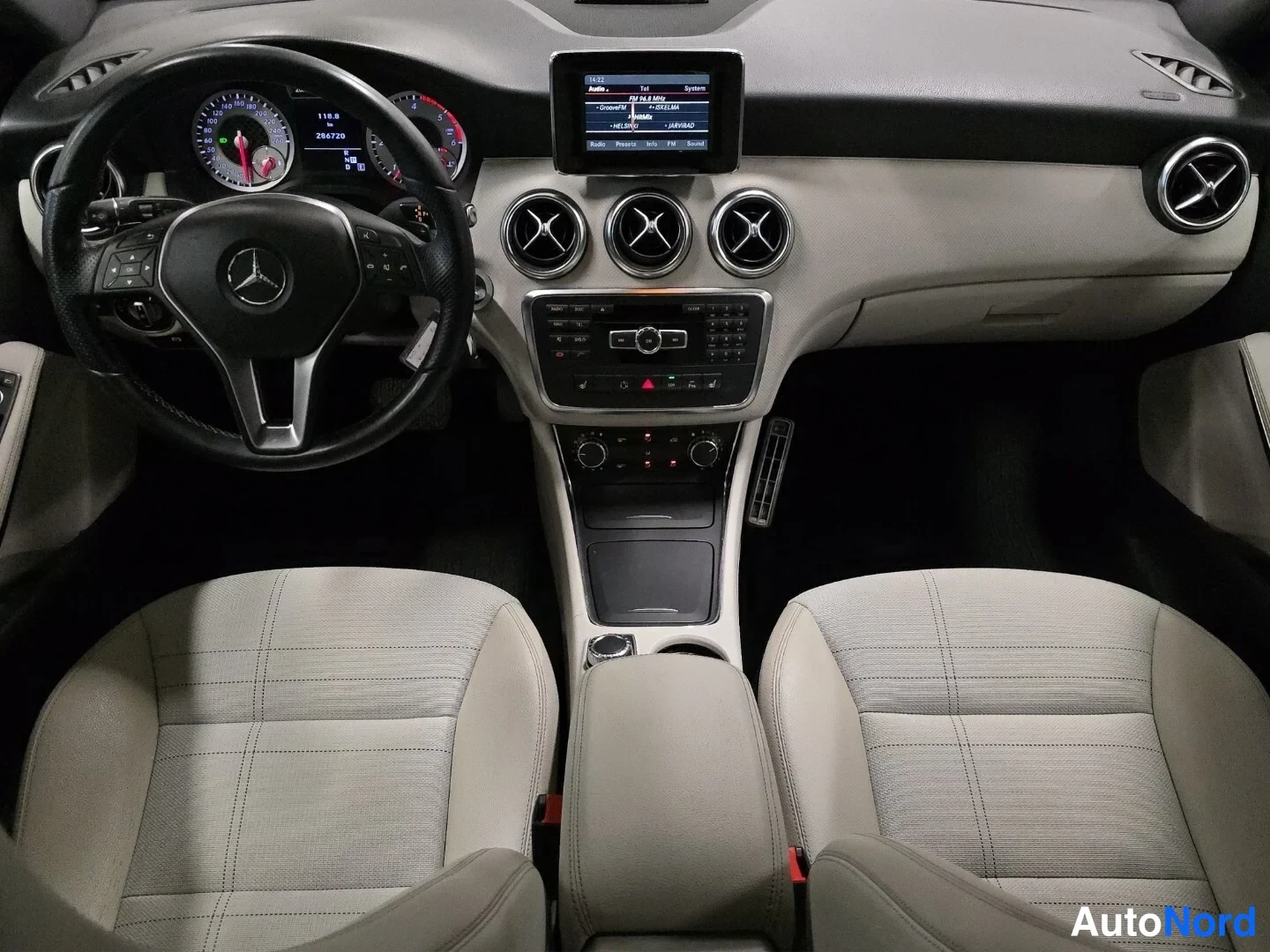 Sininen Mercedes-Benz A 2013, ohjaamo, kuva 9