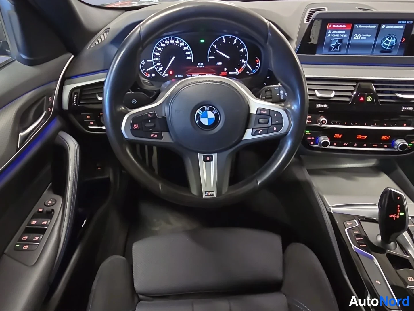 Harmaa BMW 520d xDrive 2019, ohjaamo, kuva 11