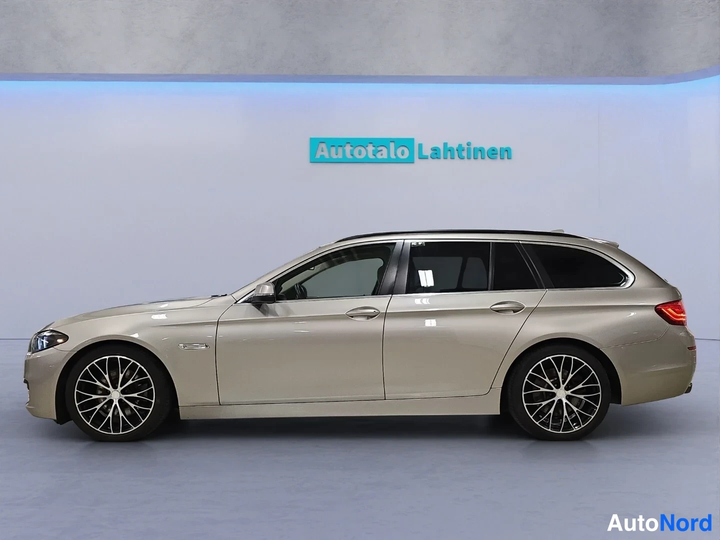 Harmaa BMW 520d xDrive 2014, etuviisto, keula vasemmalle, kuva 2