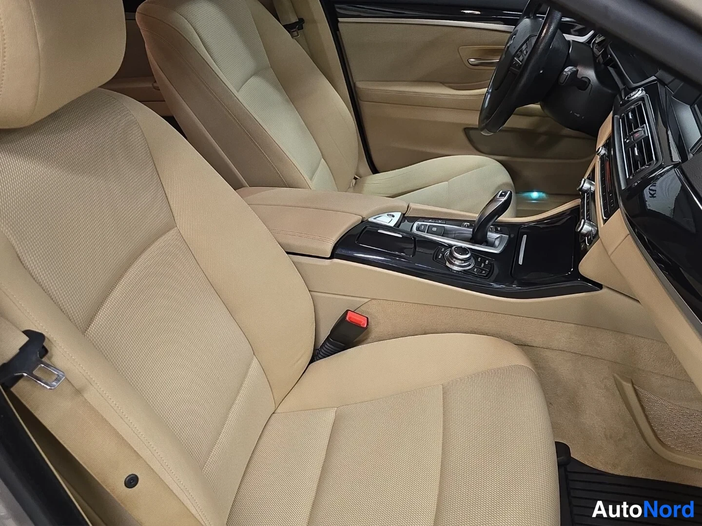 Harmaa BMW 520d xDrive 2014, etuistuimet, kuva 12