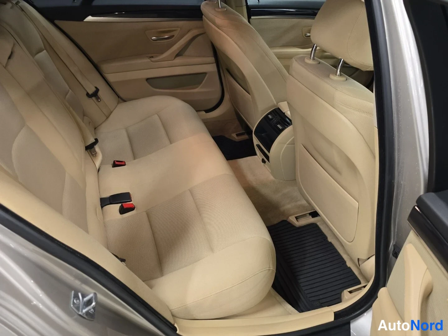 Harmaa BMW 520d xDrive 2014, takaistuimet, kuva 13