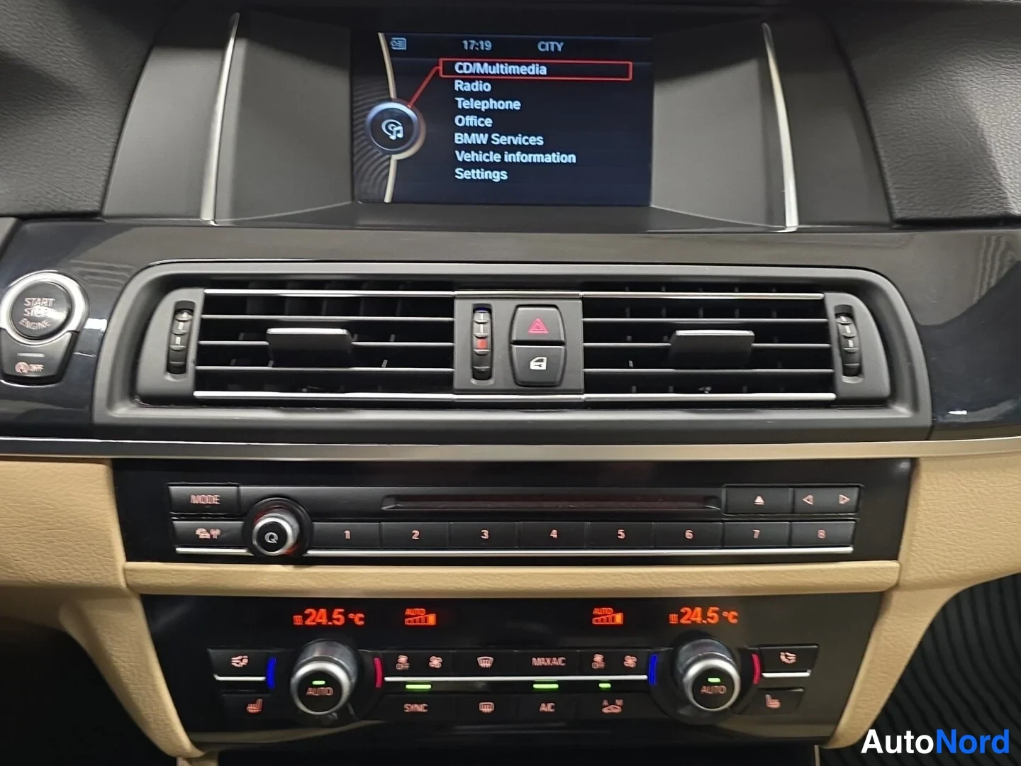 Harmaa BMW 520d xDrive 2014, ohjaamo, kuva 10