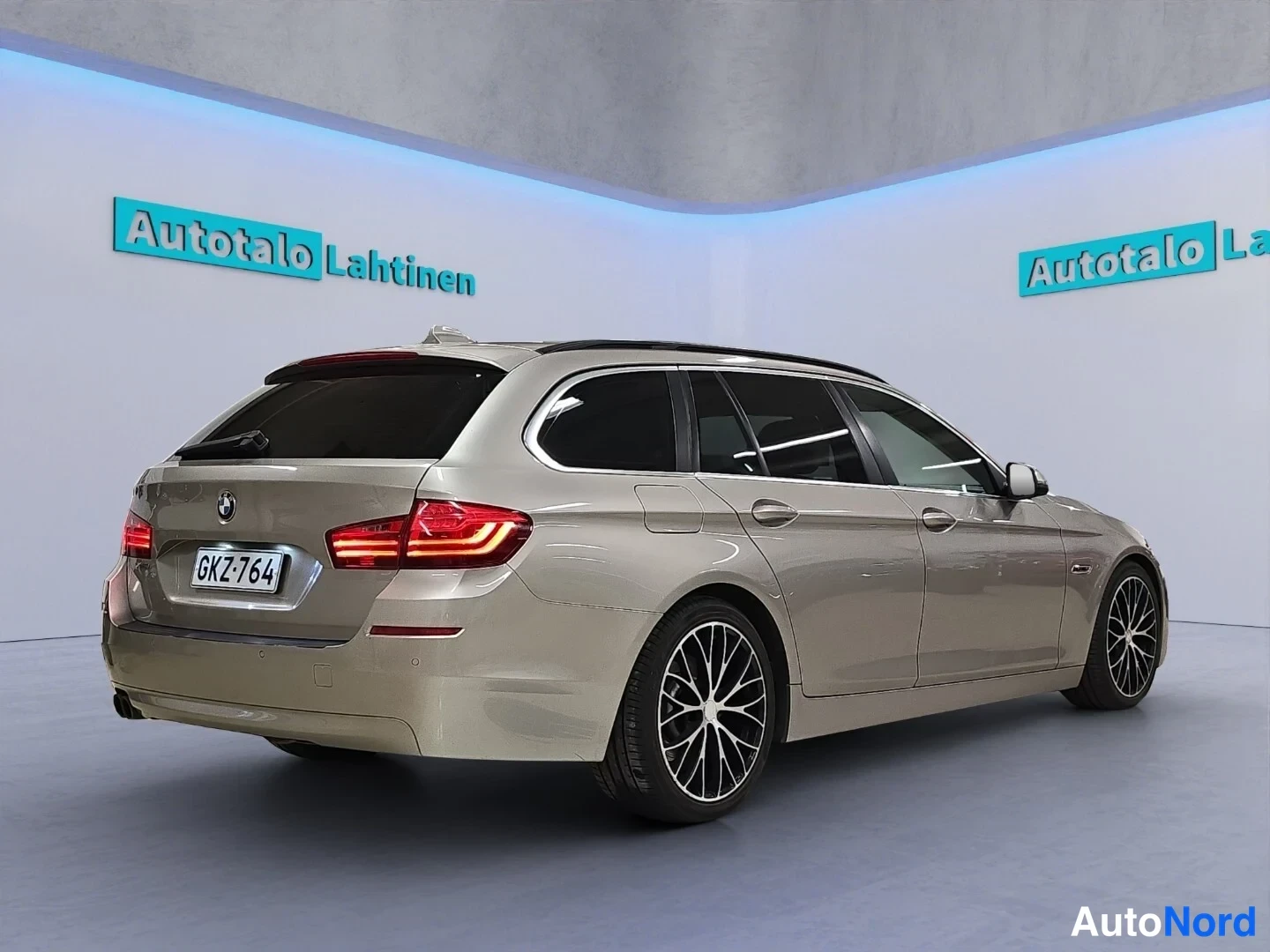 Harmaa BMW 520d xDrive 2014, takaviisto, kuva 7