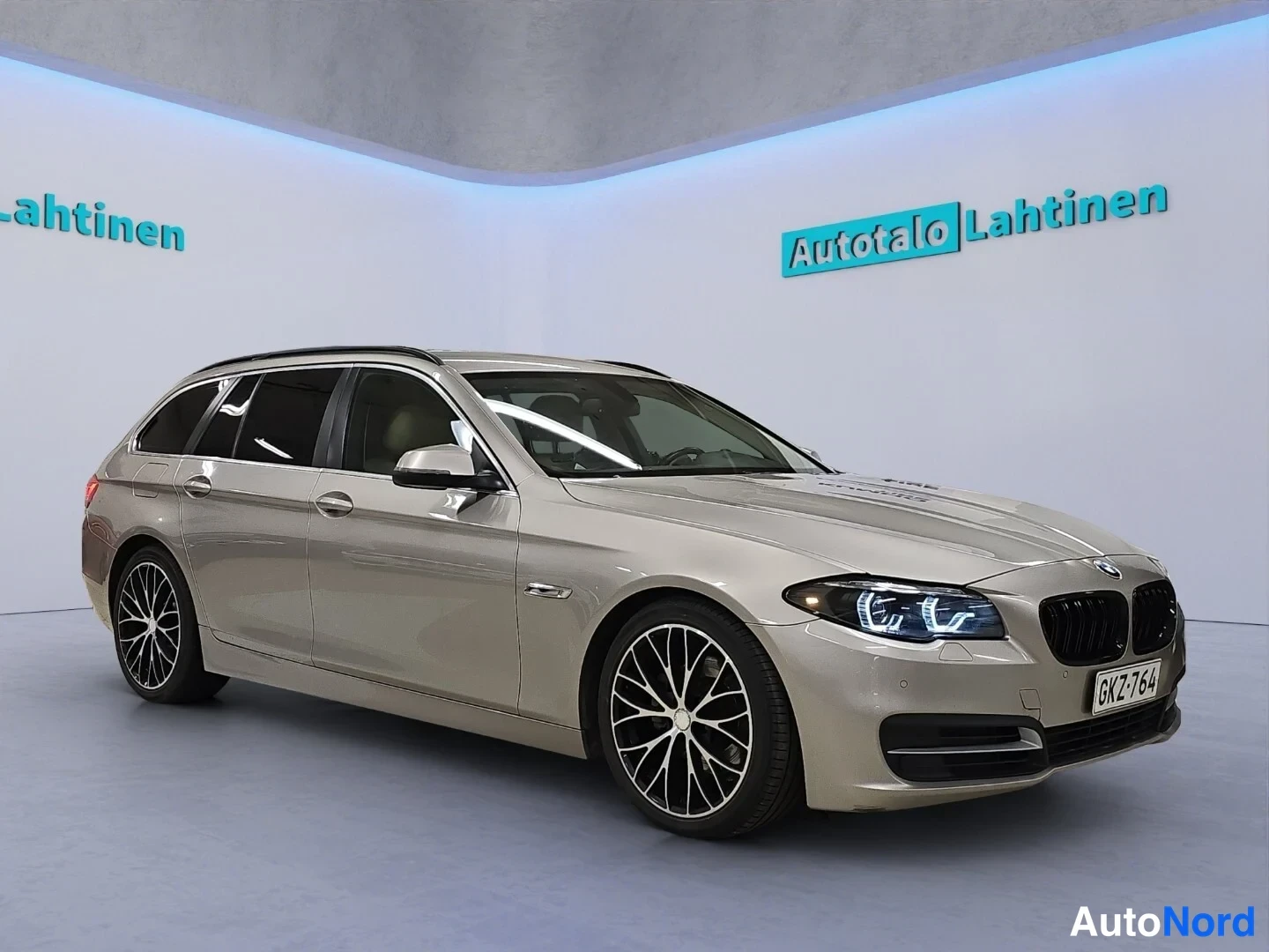 Harmaa BMW 520d xDrive 2014, etuviisto, keula oikealle, kuva 3
