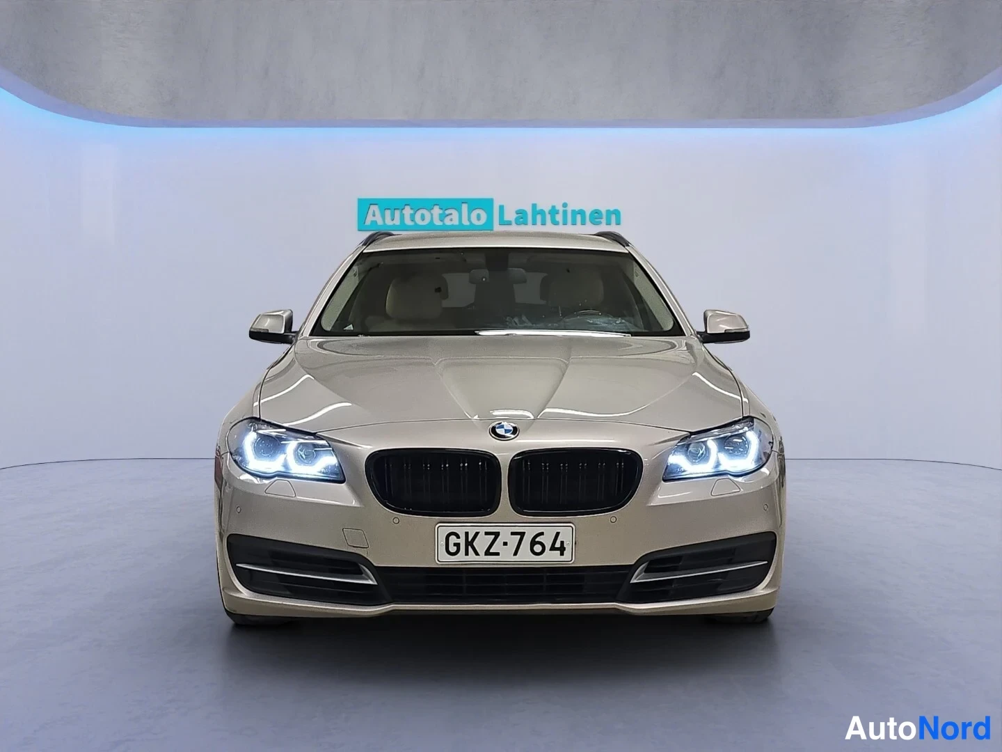 Harmaa BMW 520d xDrive 2014, edestä, kuva 4