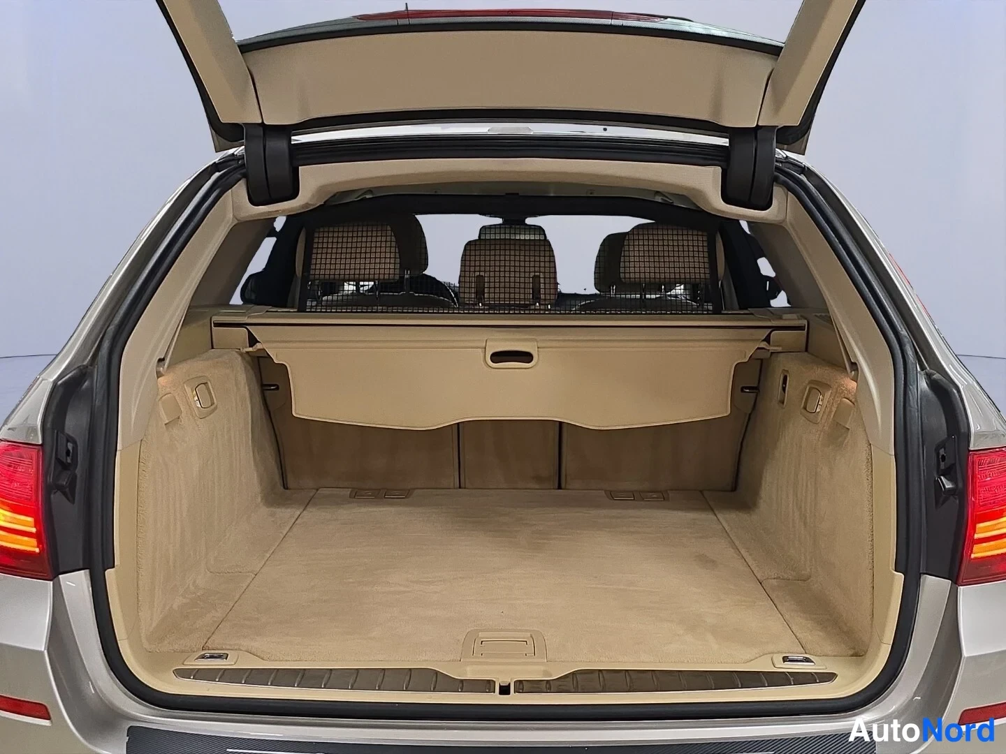 Harmaa BMW 520d xDrive 2014, tavaratila, kuva 14