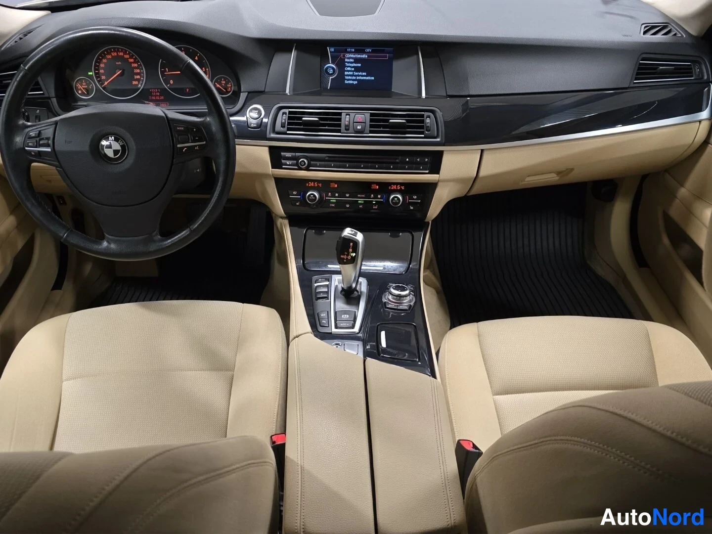 Harmaa BMW 520d xDrive 2014, ohjaamo, kuva 9